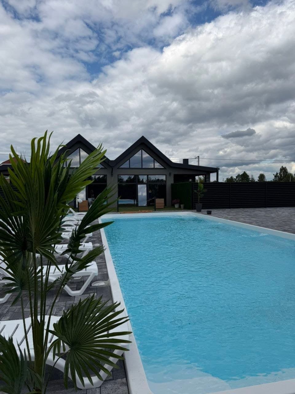 Villa Verde — бассейн среди зелёного ландшафта